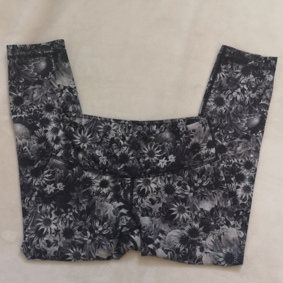 Lululemon Wunder Under Crop | Size 2 - Picture 6 of 8